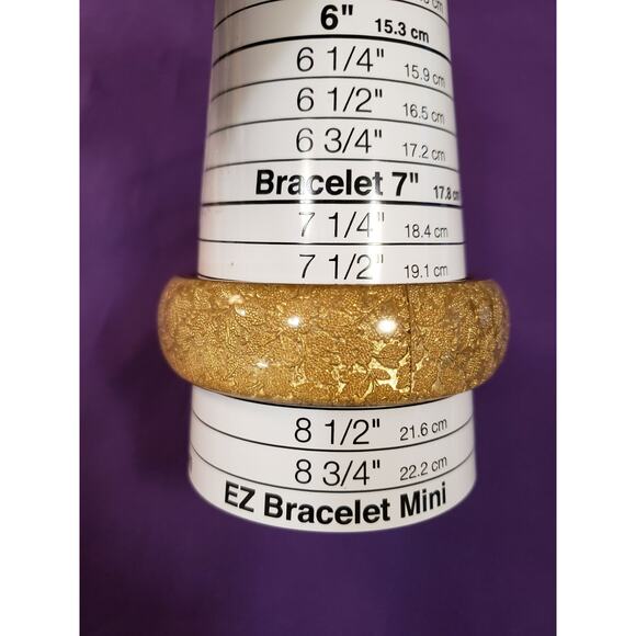 Vintage Lucite Acrylic Resin & Brass Bangle Bracelet with Gold Tone Lace Design - Picture 4 of 7
